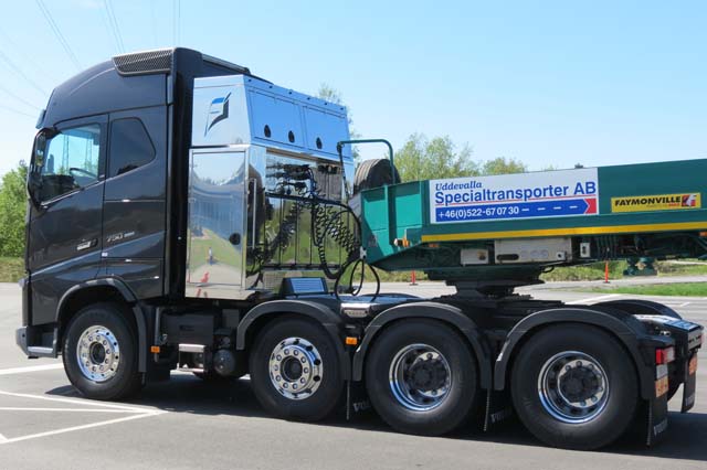 En las tractoras de transportes especiales y cuatro ejes los depósitos de combustible se alojan detrás de la cabina.